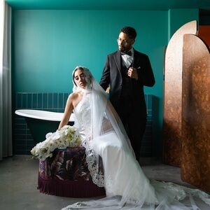 Relove miami boutique white Wedding Dress and Veil